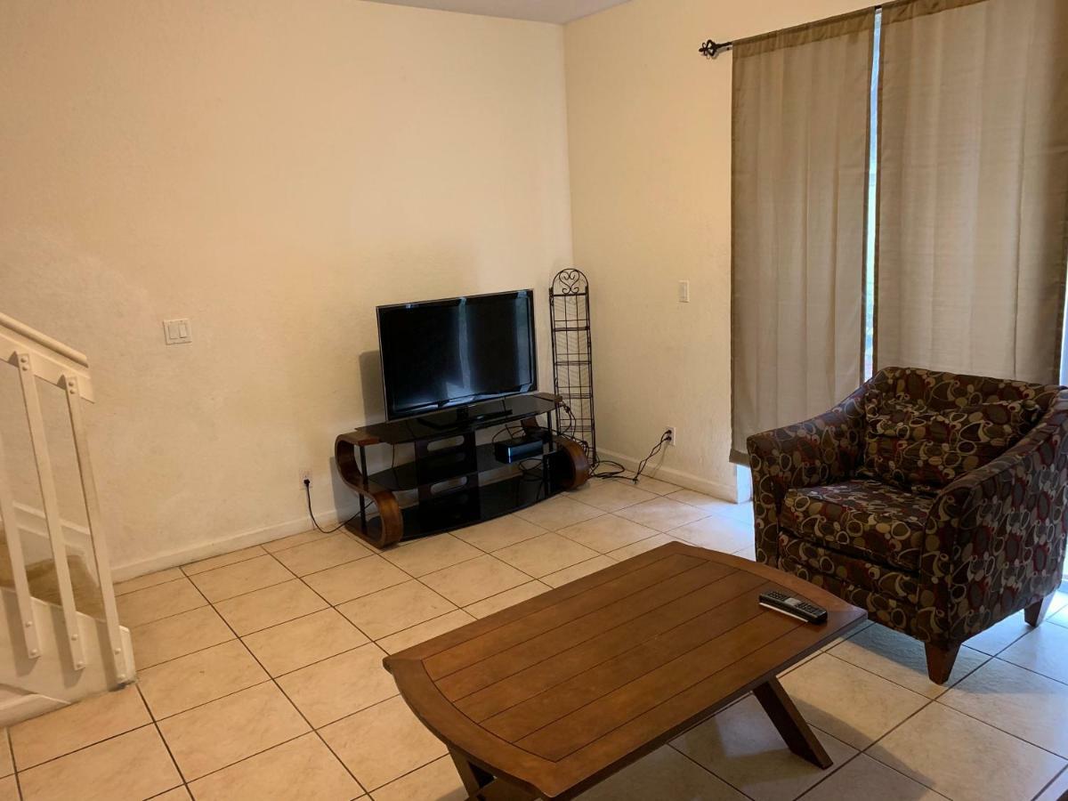 Bedroom Suite In Lauderdale Lakes Townhome Форт Лодърдейл Екстериор снимка